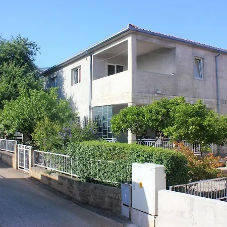 10082c Apartment *